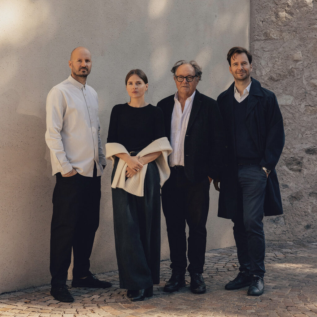 Viktor mit seinen Geschwistern Lena und Fabian und seinem Vater Joseph. Foto: Team Dr Joseph