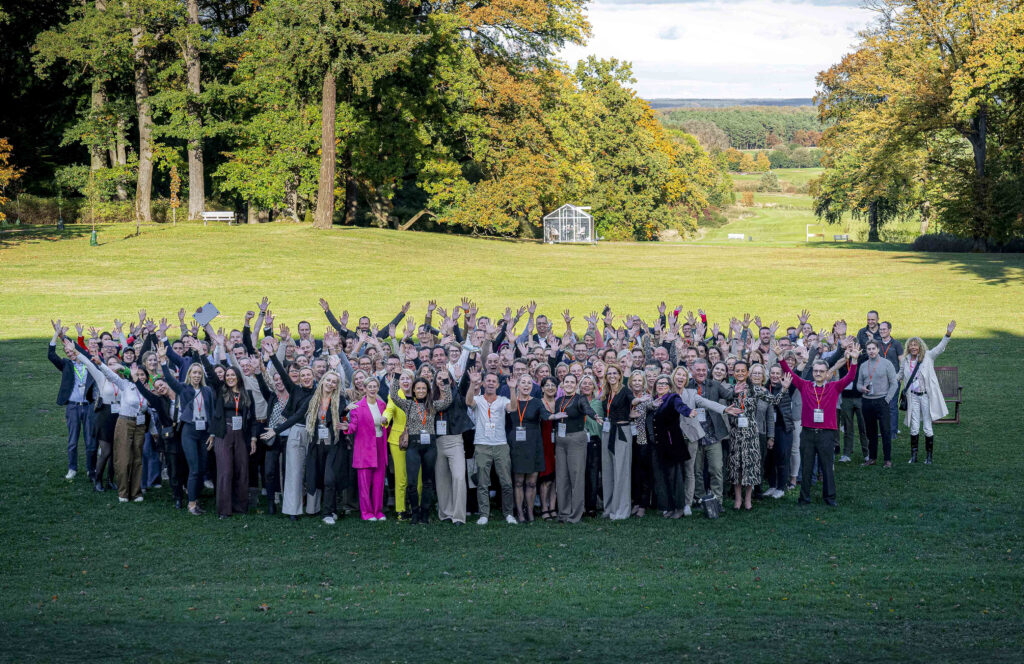 Das Gruppenfoto der Spa-Community beim vergangenen Jubiläums-SpaCamp auf Schloss Fleesensee. Foto: SpaCamp/Lukas Geu