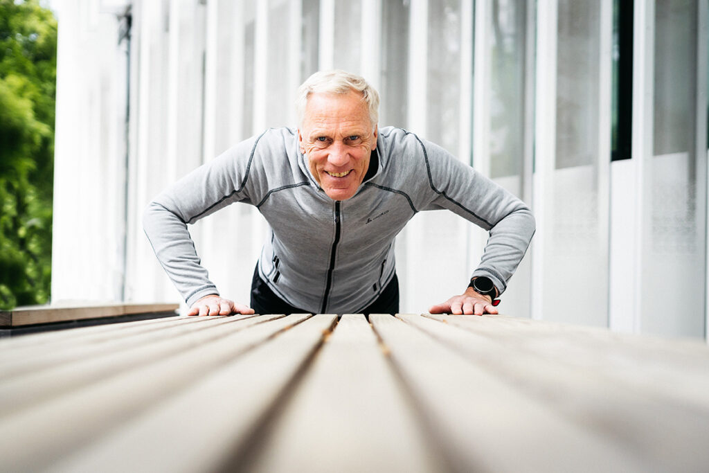 Bewegung genießen! Prof. Dr. Ingo Froböse auf der FIBO 2025. Foto: Sebastian Bahr