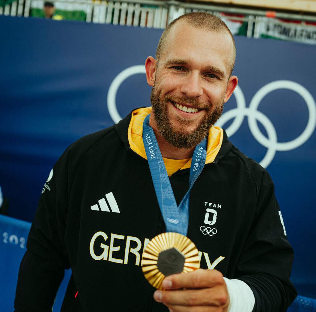 Olympiasieger Max Lemke mit seiner Goldmedaille aus Paris 2024; Foto: Team Deutschland