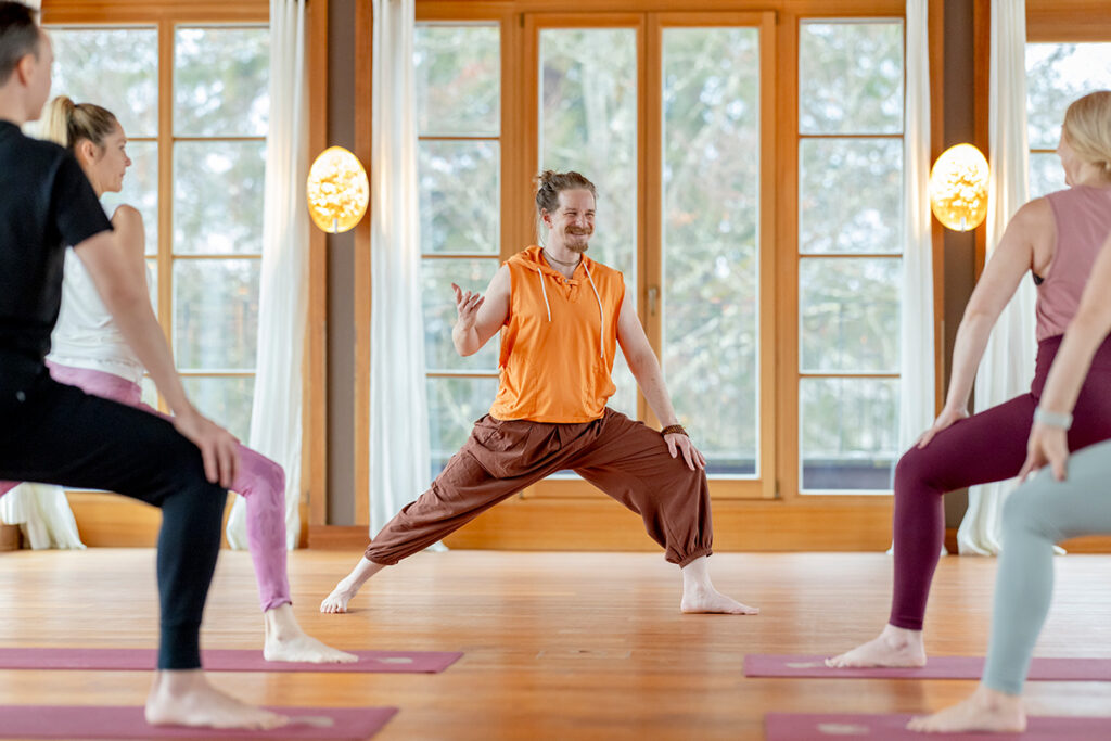 Yoga-Einheit mit Johannes Mikenda Foto: Schloss Elmau/Hanna Witte
