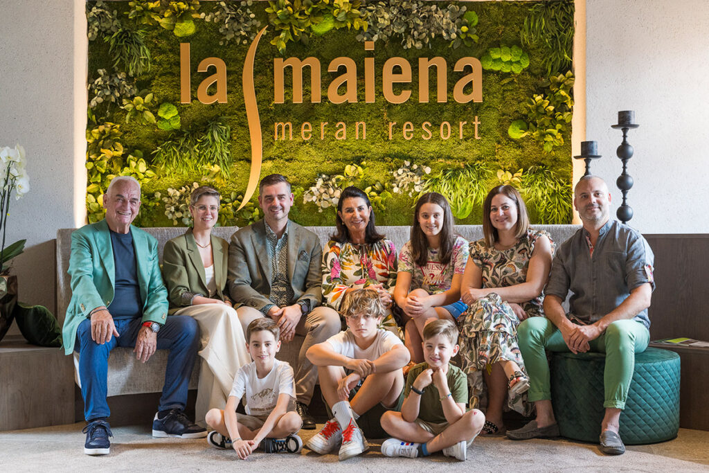 Die Familie Waldner im La Maiena Meran Resort – mit Evelyn Eschgefäller und Elisabeth Waldner jeweils an 2. Position außen. Foto: La Maiena Meran Resort/Armin Terzer