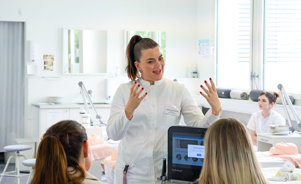 Eine gute Ausbildung ist neben der Leidenschaft für den Beruf entscheidend. Foto: FACE & BODY Academy/Delia Bivona