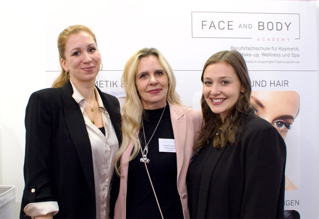 Kristina Anna Schermbach mit ihrer Schwester Katharina und Mutter Angelika. Foto: FACE & BODY Academy