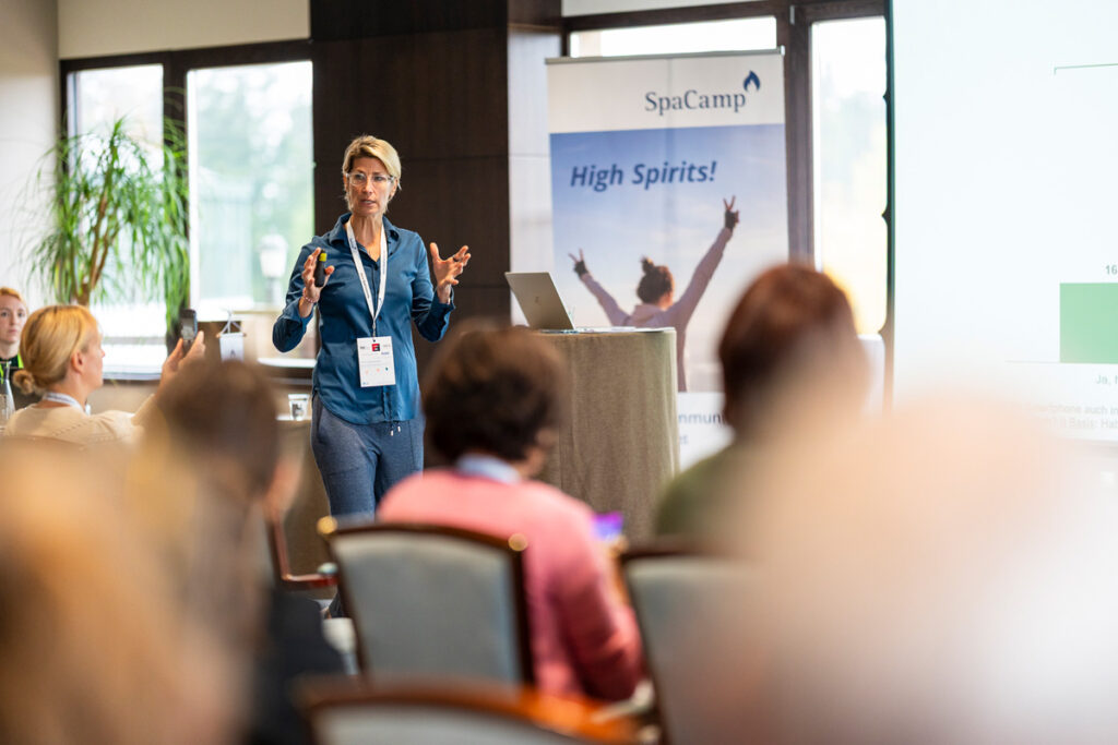 Charlotte Hager bei der Session zum Gesundheitsstatus Österreich 2025. Foto: SpaCamp/Lukas Geu