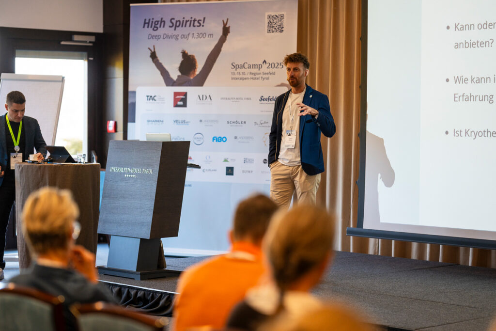 Diskussion "Longevity und Kryotherapie im modernen Spa-Hotel – ein Muss?“ mit Stefan Rainer. Foto: SpaCamp/Lukas Geu