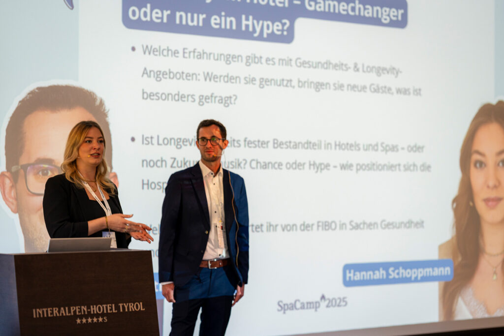 Diskussion „Longevity im Hotel – Gamechanger oder nur ein Hype?“ mit Hannah Schoppmann und Valentin Schneider. Foto: SpaCamp/Lukas Geu