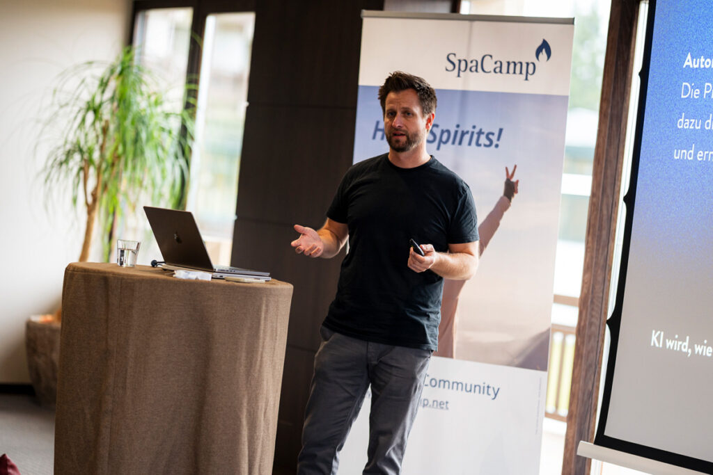 Werner Haring bei seiner Session "KI & Automatisierung". Foto: SpaCamp/Lukas Geu