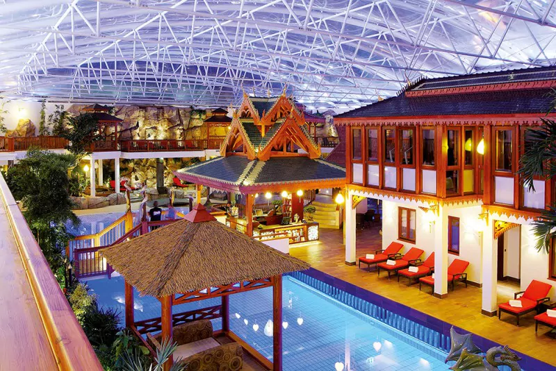 Die Sieben Welten Therme mit Foliendach im gesamten Innenbereich mit freiem Blick auf den Himmel. Foto: Sieben Welten Therme