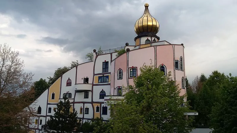 Auf den Spuren Friedenreichs Hundertwasser. Haupthaus Rogner Bad Blumau, Foto: Jeannine Hermann