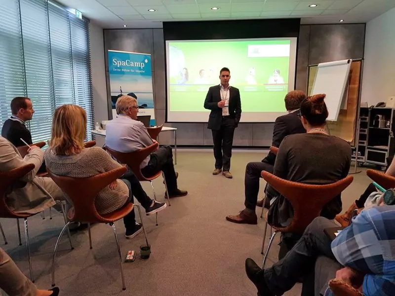 Simon Kellerhoff bei seiner Session "Sauna-Aufguss: Gästeerwartungen erfüllen – Richtig aufgießen leicht gemacht!" beim SpaCamp 2016. Foto: SpaCamp 2016/Henrik Schuster