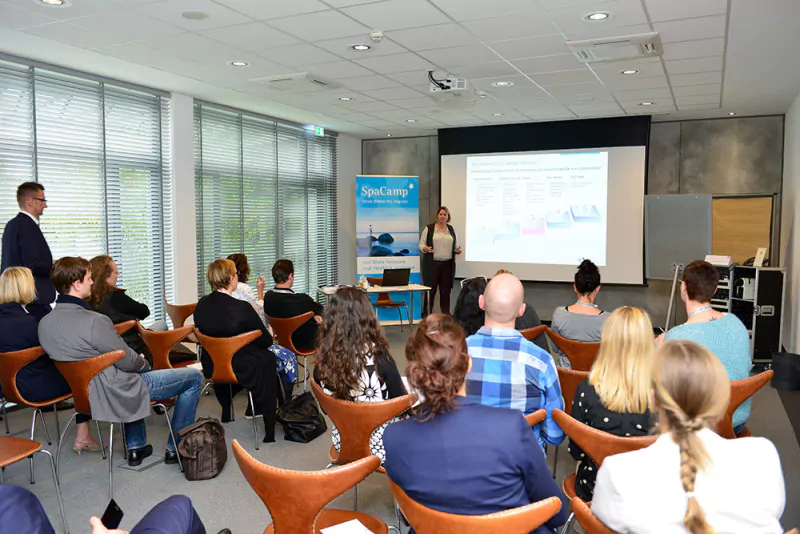 Heike Betzwieser mit ihrer Session "Die digitale Identität: was macht mein Unternehmen aus?" beim SpaCamp 2016. Foto: SpaCamp / Dirk Holst, www.dhstudio.de