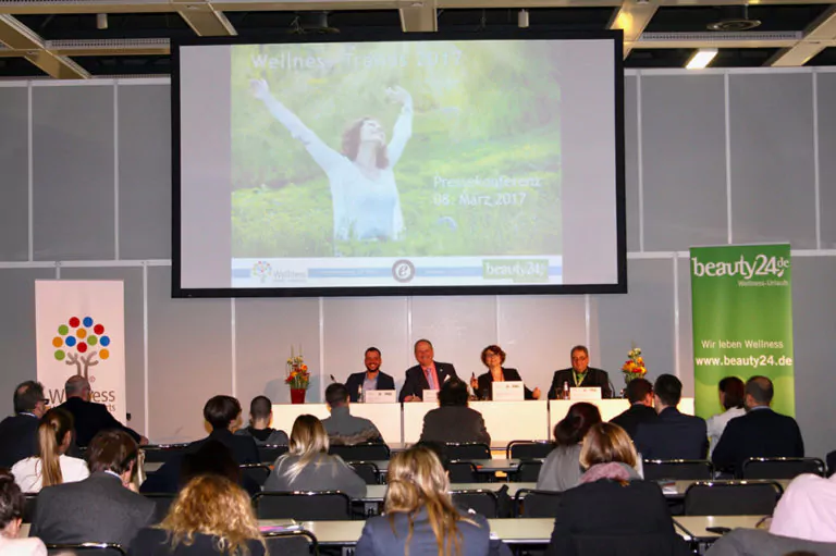 Foto: PK Wellness-Trends 2017 / Von links nach rechts: Martin Rätze, Trusted Shops, Michael Altewischer, Wellness-Hotels & Resorts, Christina Eulgem (Moderation), Markengold, Roland Fricke, beauty24. Quelle: Pressekonferenz Wellness-Trends 2017, beauty24.de