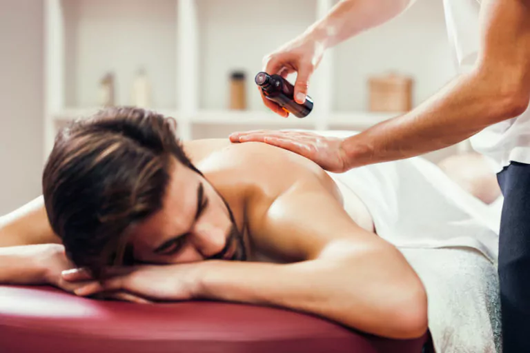 Mann bekommt Wellnessbehandlung