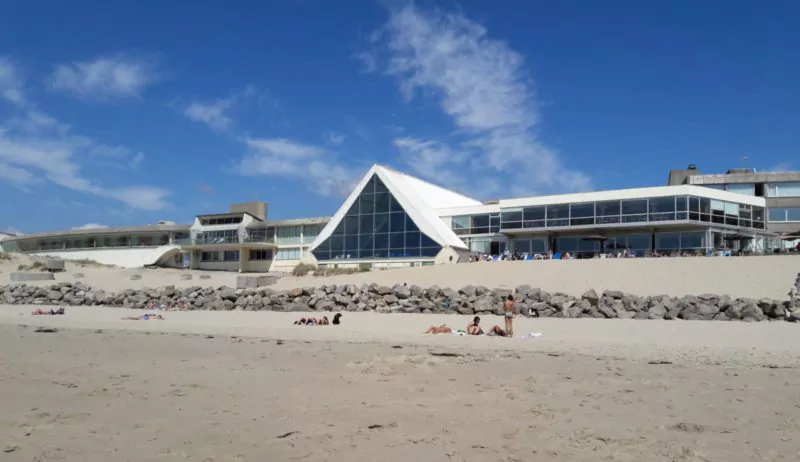 Thalasso Hotel Frankreich mit Strand im Vordergrund