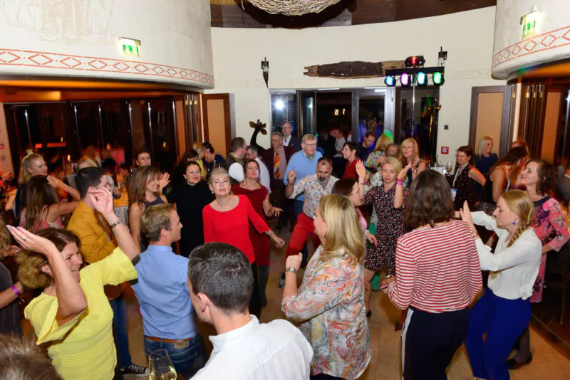 Abtanzen bei der Sieben-Welten-Party zur Musik von DJ Abdul. Foto: SC/DH STUDIO, Dirk Holst