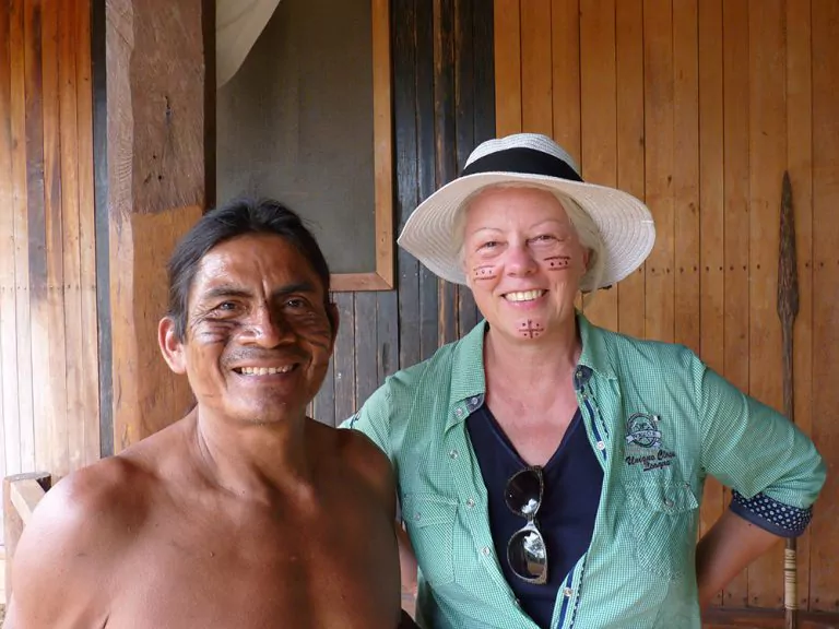 Margot Esser-Greineder mit Achuar Indigene & Schutzzeichen. Foto: PHARMOS NATUR
