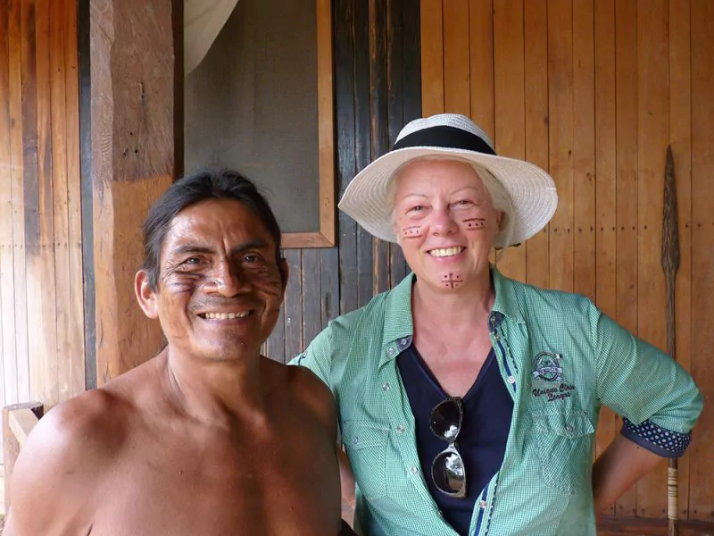 Margot Esser-Greineder mit Achuar Indigene. Foto: PHARMOS NATUR