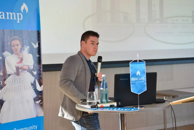 Simon Kellerhoff bei seiner Session "Recruiting & Employee Benefits" beim SpaCamp 2019. Foto: DH STUDIO Köln, Dirk Holst