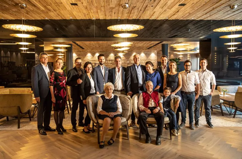 Familie Hettegger im Foyer des Hotels DAS EDELWEISS. Foto: ServusTV/ Andrea Pernpeintner