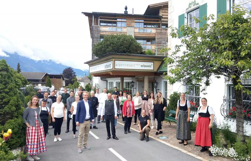 Katharina Pirktl ist nach der Wiedereröffnung wieder mit ihren Mitarbeiter*innen vereint. Foto: Alpenresort Schwarz