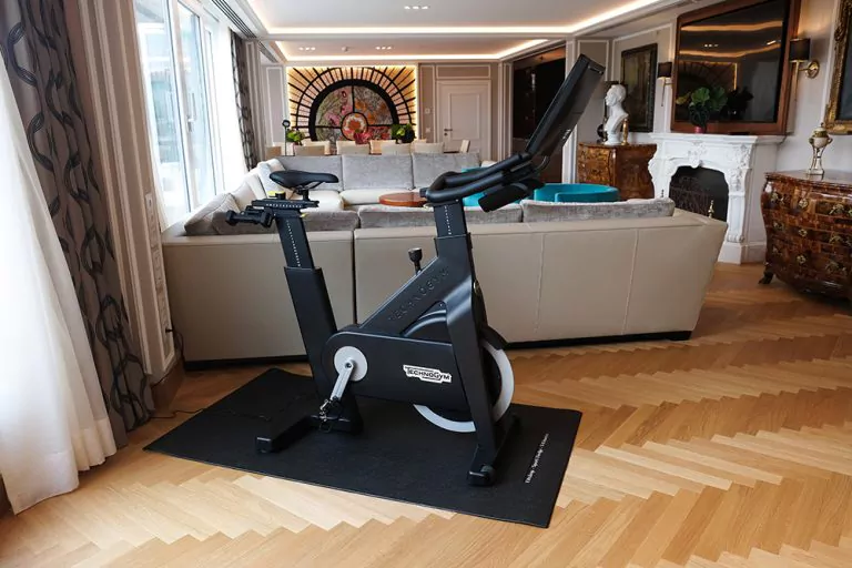 Das Technogym-Bike macht Indoor-Cycling-Kurse im eigenen Hotelzimmer mittels Streaming möglich. Foto: Technogym