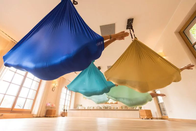 In den Aerial Yoga Tüchern können die Gäste entspannen sowie ihre Yoga Asanas praktizieren. Foto: ©BollAnts SPA im Park