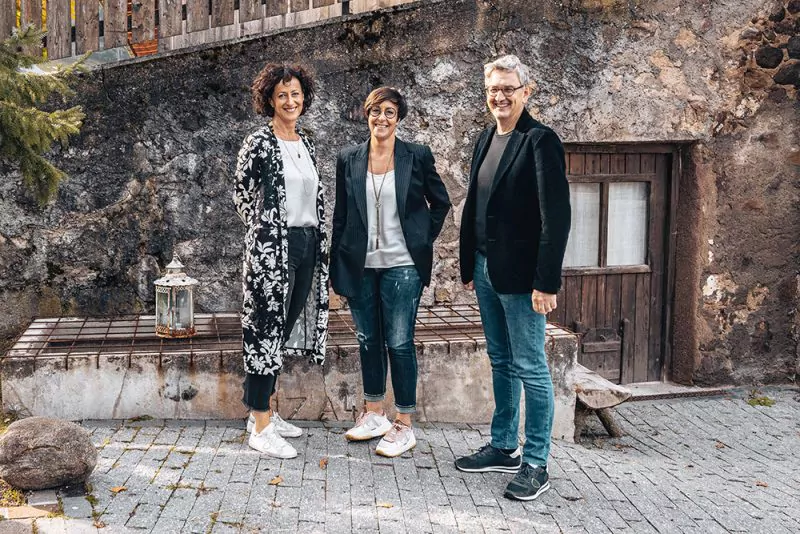 Die Gastgeber im Pfösl: Eva Zelger, Brigitte Zelger und Daniel Mahlknecht. Foto: Hotel Pfösl