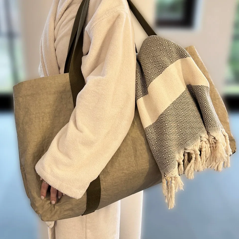 Saunatuch und Tasche aus Pflanzenfasern. Foto: Löwenwelten