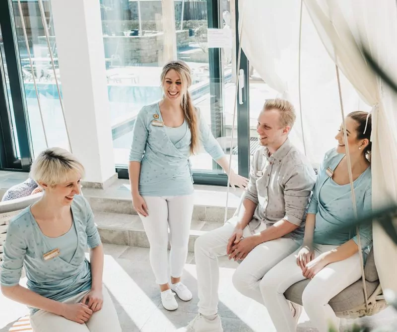 Im Landhotel Voshövel wurde eine modern-urbane Mitarbeiterkleidung realisiert. Foto: Landhotel Voshövel