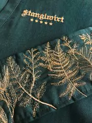 Aufwendige Stickereien bei der Bekleidung im Stanglwirt. Foto: Stanglwirt