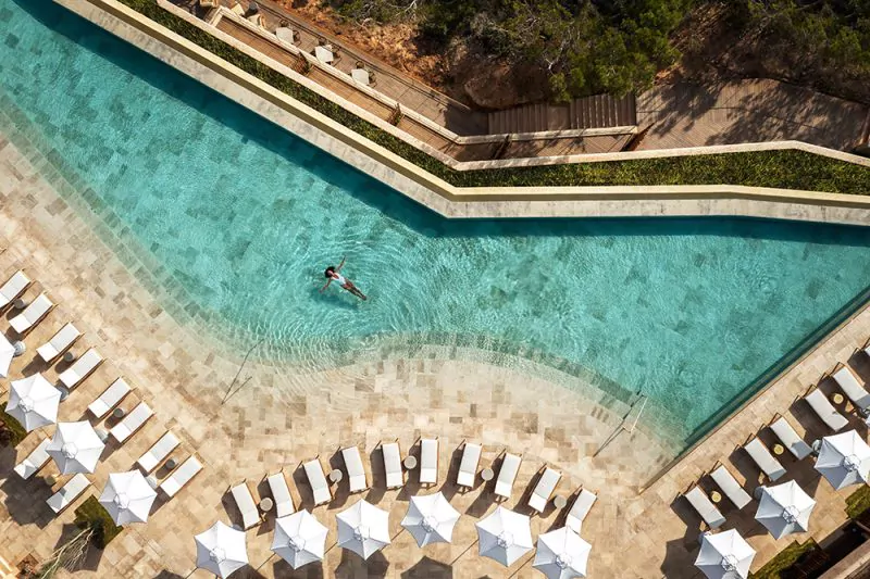 Mit Werten, Humor und Mut schafft man es bei Six Senses, immer wieder innovative Ideen zu sammeln und umzusetzen. Foto: Das Six Senses Ibiza wird im Herbst 2021 neu eröffnet. Foto: Six Senses Ibiza 