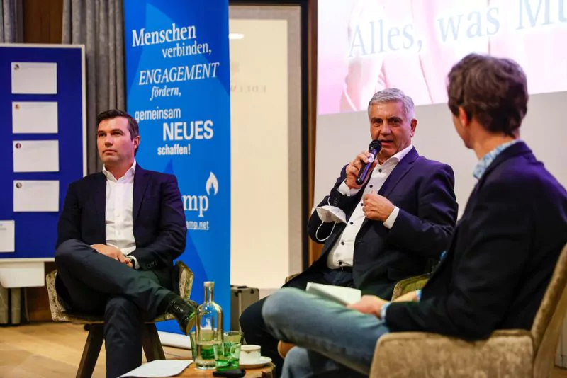 Peter Hettegger (Jun. und Sen.) über die Arbeit in einem Familienbetrieb und die Herausforderungen der letzten Jahre. Foto: Jasmin Walter Photography