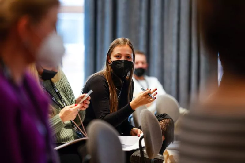 Sehr rege Diskussion trotz der großen Teilnehmeranzahl in Raum 1; Foto: Jasmin Walter Photography