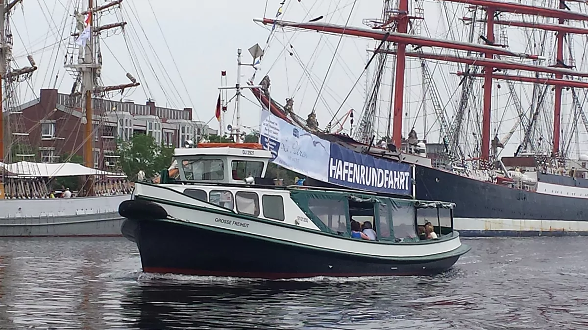 Hafenrundfahrt mit einer Barkasse beim SpaCamp 2022. Foto: Jadebarkassen.de