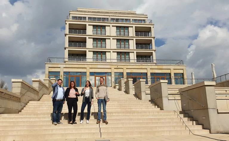 Dennis Micknass, Jacqueline Bockelmann, Hilke Kleemann und Wolfgang Falkner vor dem ATLANTIC Hotel Wilhelmshaven. Foto: SpaCamp