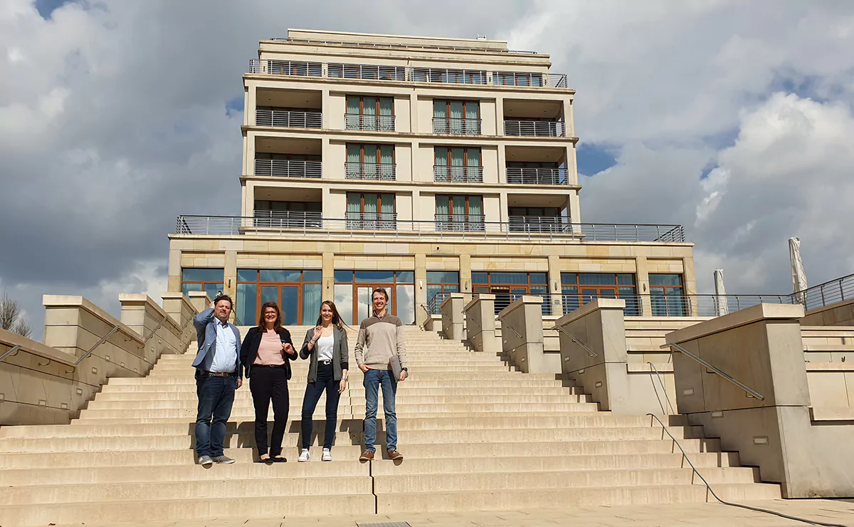 Dennis Micknass, Jacqueline Bockelmann, Hilke Kleemann und Wolfgang Falkner vor dem ATLANTIC Hotel Wilhelmshaven. Foto: SpaCamp