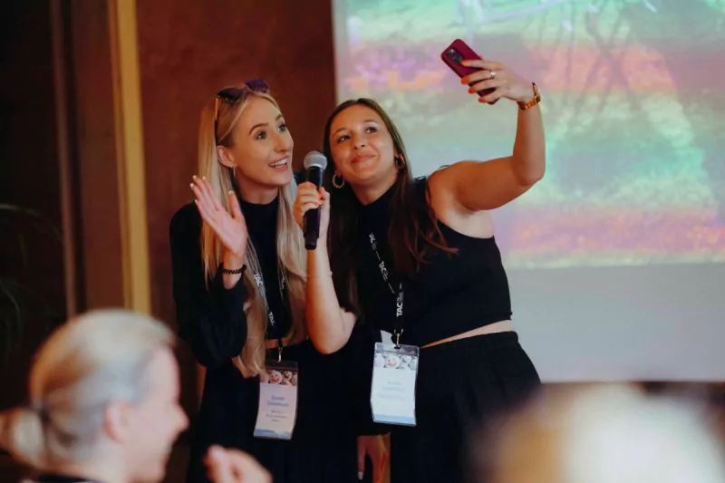Kristina und Charlotte bei ihrer Session beim "SummerCamp" 2022, Foto: SpaCamp/Jasmin Walter
