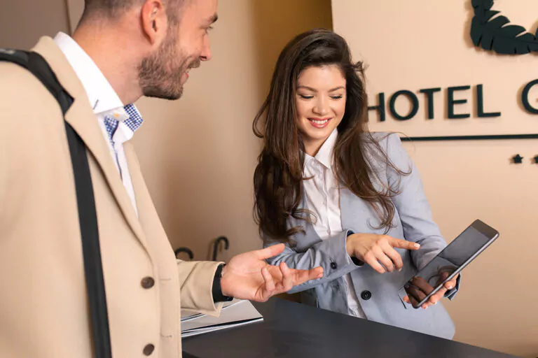 Digital vernetzt im Spa-Hotel. Foto: AdobeStock/Zoran Zeremski