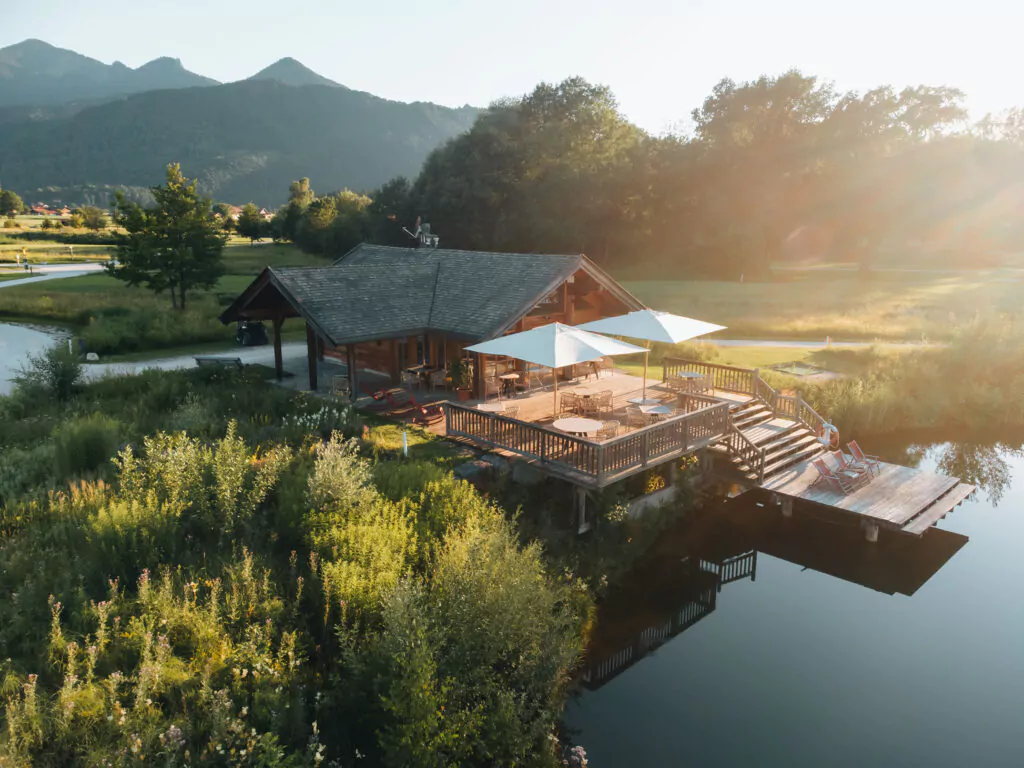 Die hauseigene Seehütte 10 in beindruckender Umgebung zwischen Chiemsee und Alpenvorland. Foto: Das Achental