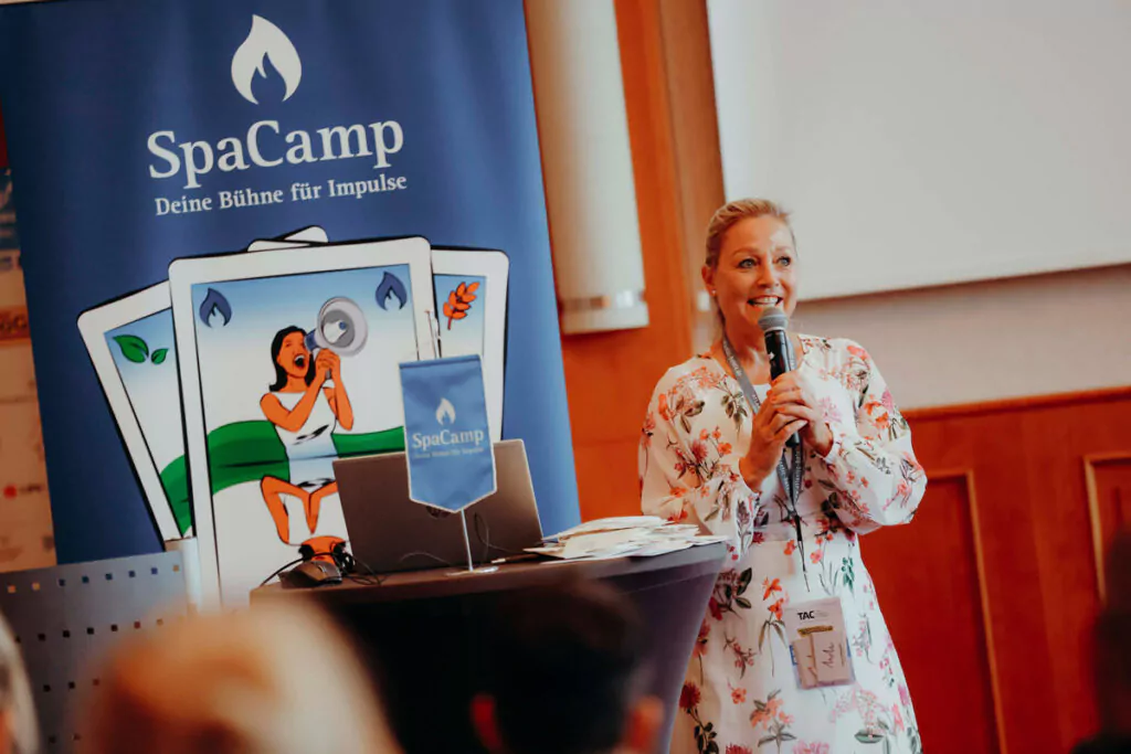 Marlis Minkenberg beim SpaCamp 2022 zur Kraft der Worte. Foto: SpaCamp/Jasmin Walter