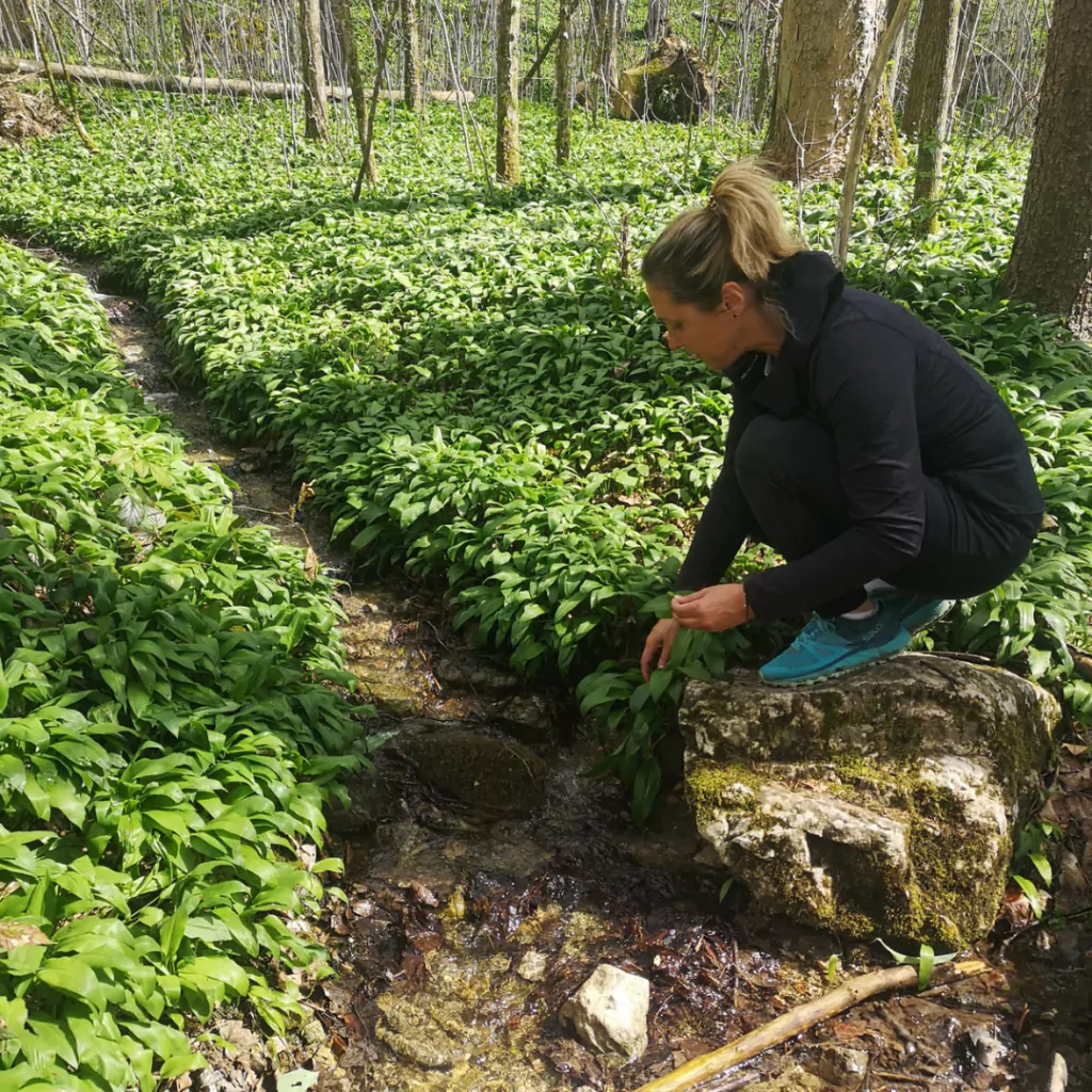 Kräuterpädagogin Babette Györi begleitet uns auf der Moorwanderung. Foto: Babette Györi