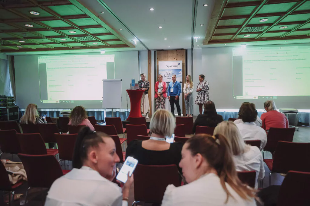 SpaCamp 2023 Session mit Yvonne Tesch, Sabrina Schmidt, Julia von Deines, Bettina Schroll und Janos Cserti von den Falkensteiner Hotels. Foto: SpaCamp/Jasmin Walter