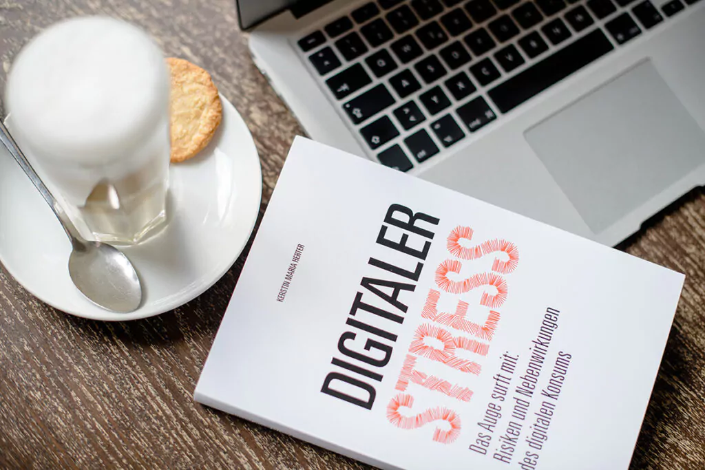 Buch von Kerstin Maria Herter „Digitaler Stress: Das Auge surft mit: Risiken und Nebenwirkungen des digitalen Konsums“. Foto: Gesund und stressfrei am Bildschirm. Foto: Maigut Media