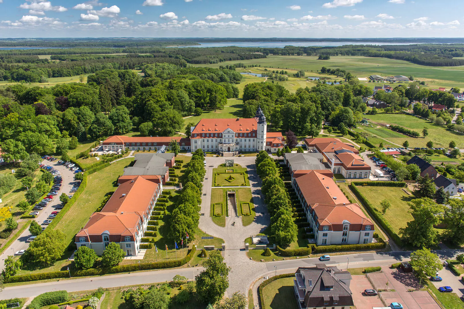 Das SCHLOSS Fleesensee mit dem Schlosspark und Blick auf den Fleesensee. Foto: Fleesensee Schlosshotel GmbH