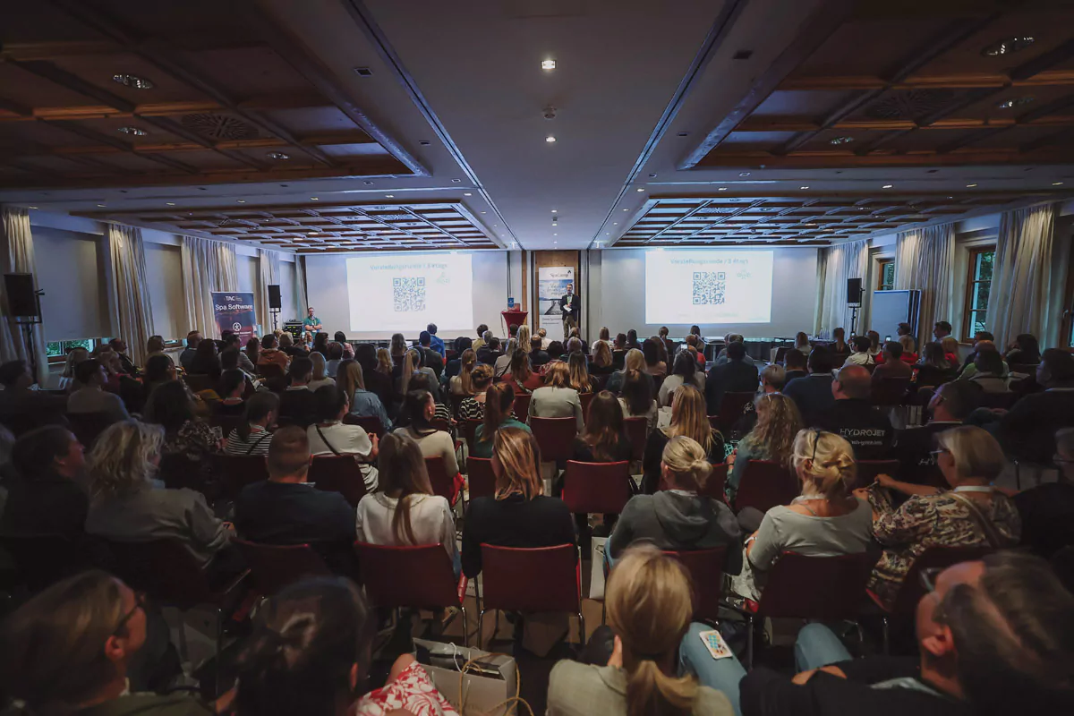 SpaCamp-Teilnehmer:innen im großen Saal. Foto: SpaCamp/Jasmin Walter