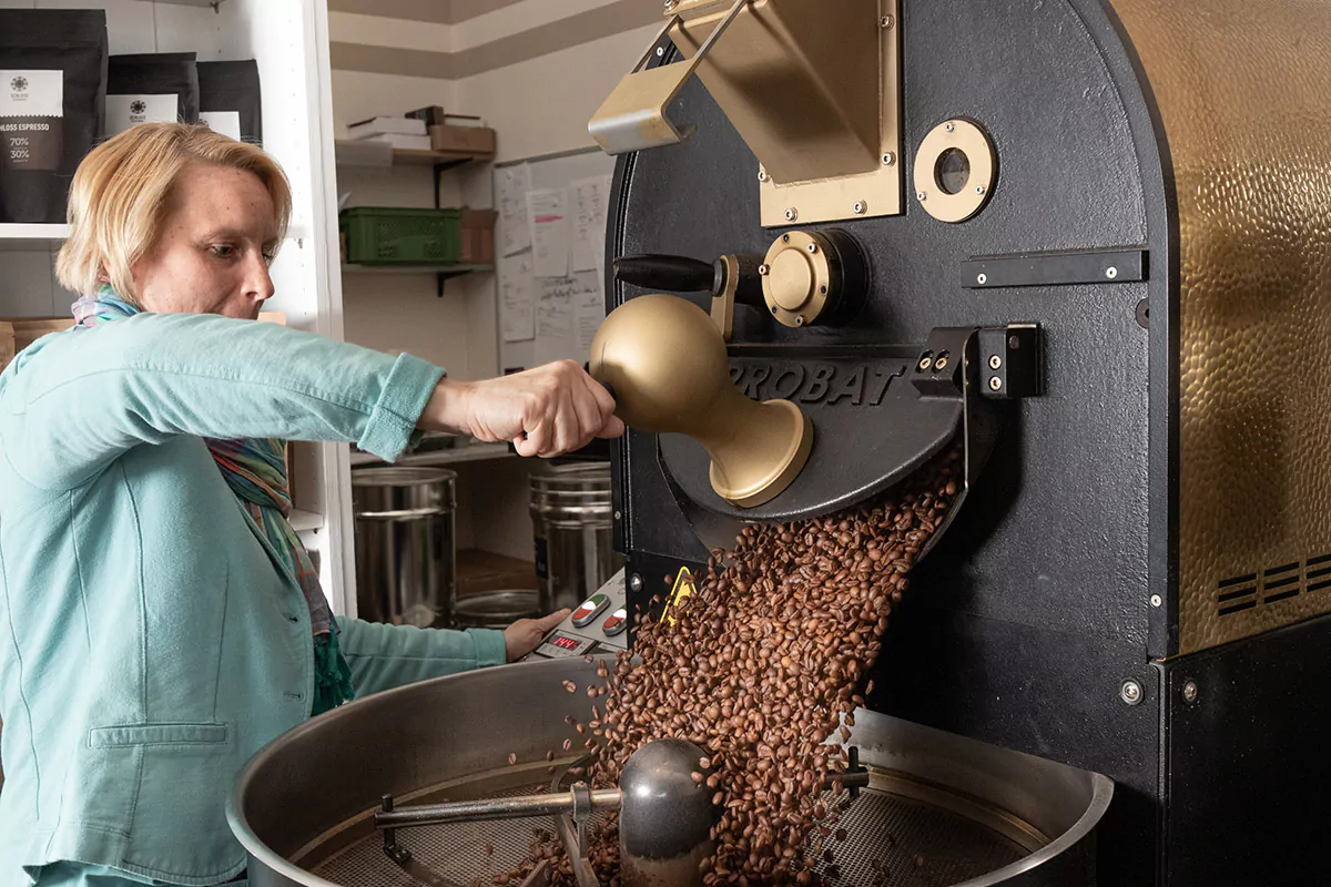 Röstereikurs mit Kaffeerösterin Sara Triphau. Foto: Rösterei Fleesensee