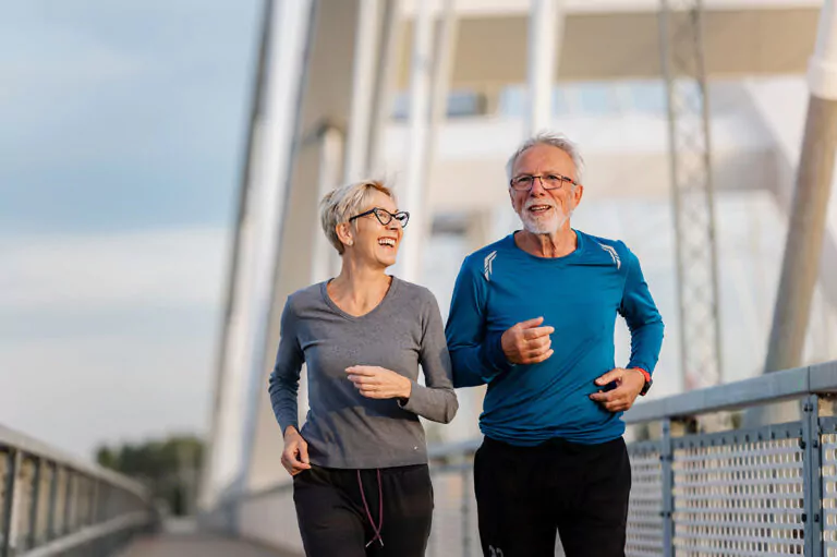 Regelmäßige körperliche Aktivität, wie Sport, Spaziergänge oder Yoga, ist für ein langes und gesundes Leben wichtig. Foto: AdobeStock/lordn