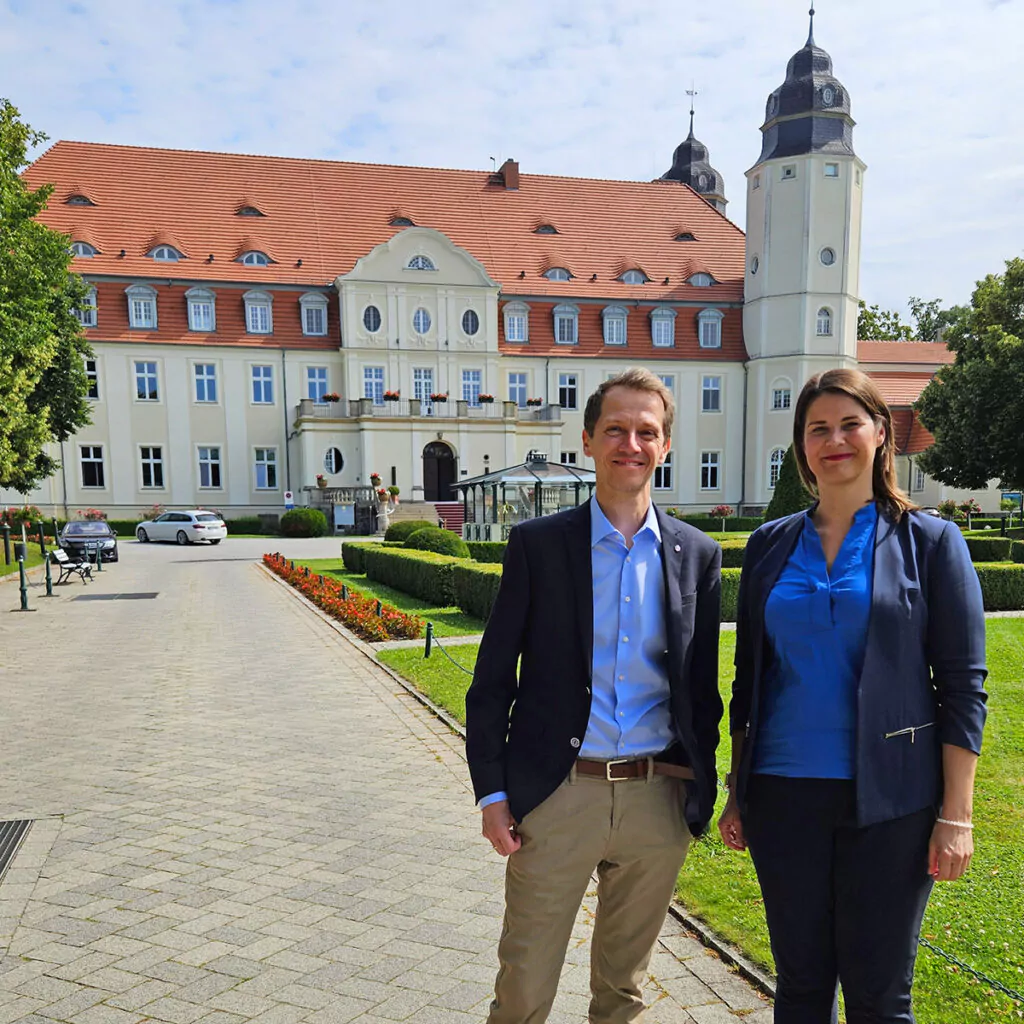 SpaCamp-Veranstalter Wolfgang Falkner mit Cluster Spa Director Maren Brandt vor dem Schloss Fleesensee. Foto: SpaCamp/Jörg Pattiss