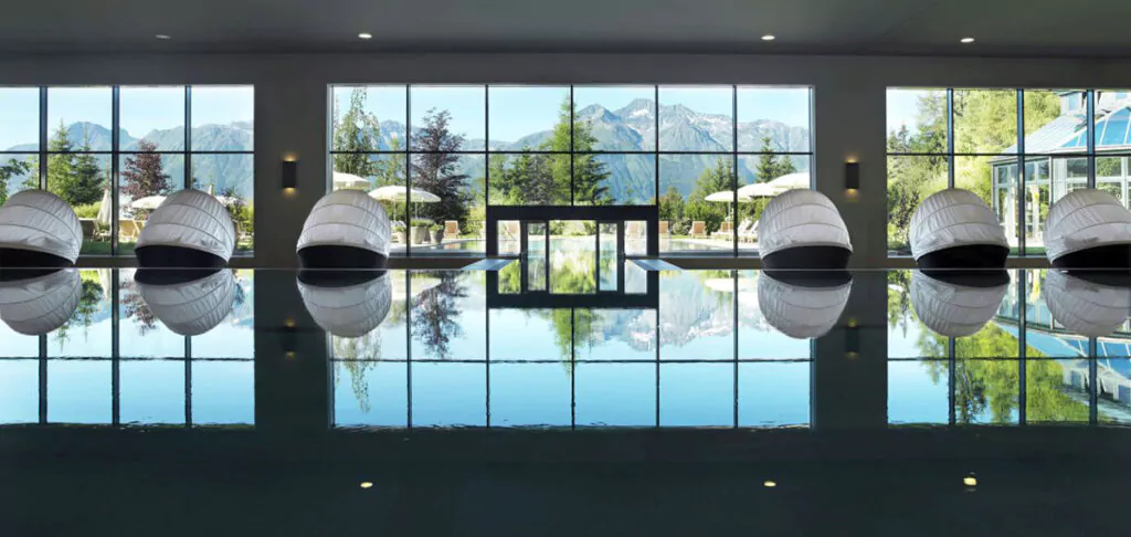 Panorama-Pool mit Blick auf die Tiroler Berge. Foto: Interalpen-Hotel Tyrol